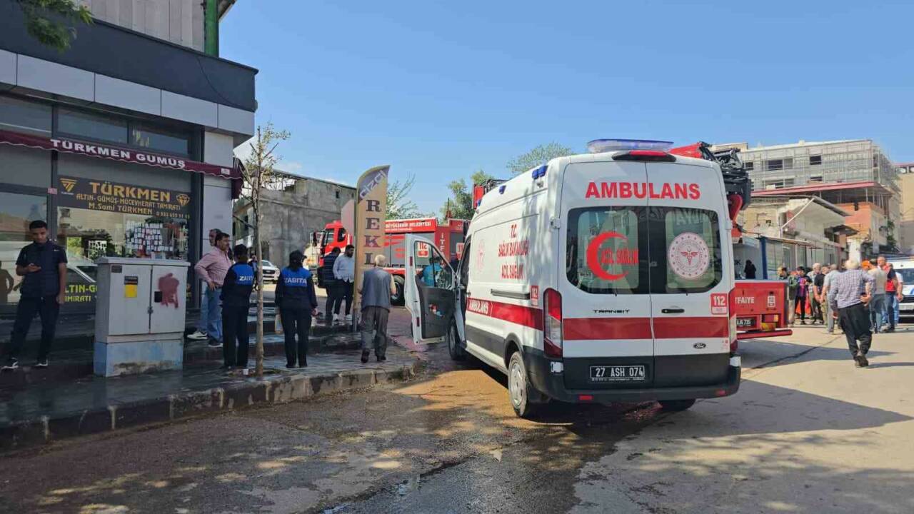 Gaziantep’in İslahiye ilçesi muhasebeciler çarşısı çatı katında kaynak çalışması sırasında