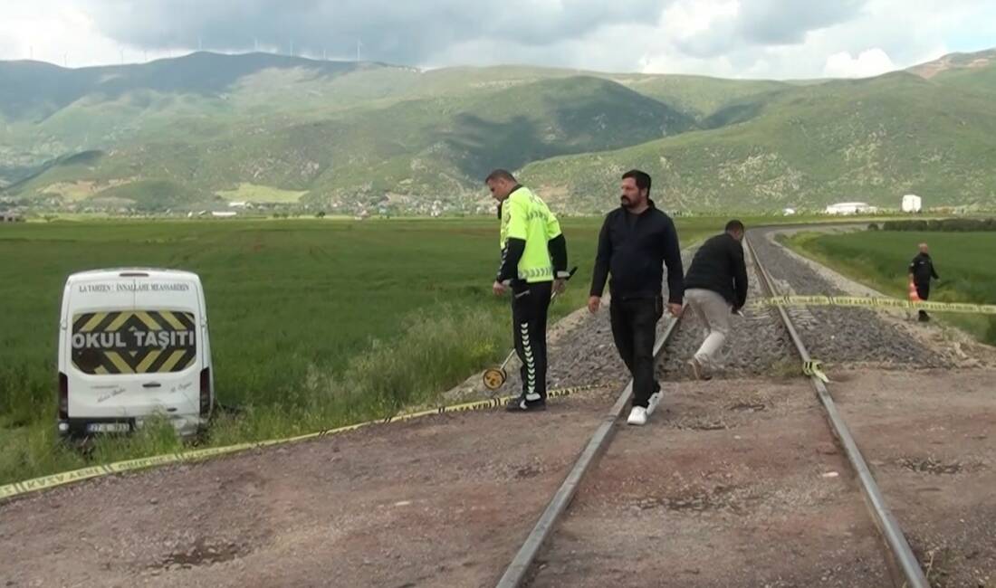 Gaziantep’in İslahiye ilçesinde hemzemin geçitten geçen öğrenci servisine tren çarptı.