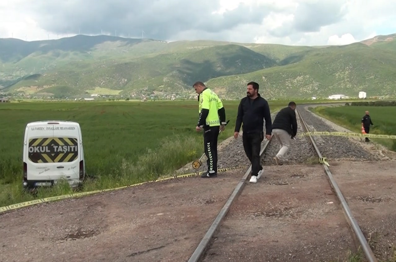 Gaziantep’in İslahiye ilçesinde hemzemin geçitten geçen öğrenci servisine tren çarptı.