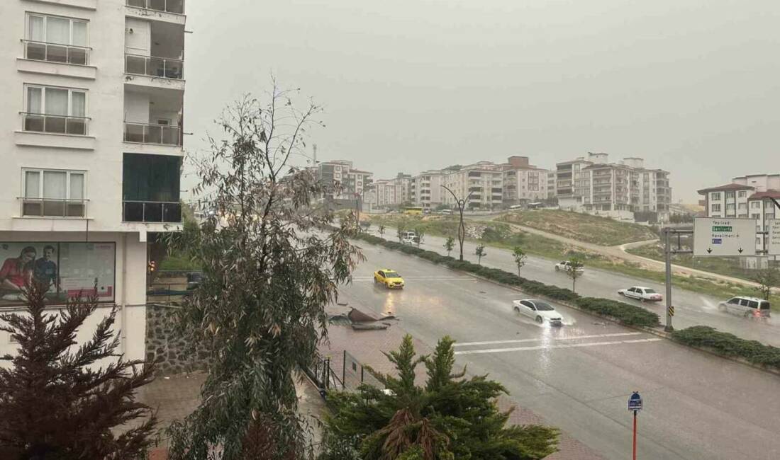 Gaziantep'te aniden bastıran sağanak yağış ve fırtına, binaların çatılarının uçmasına