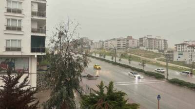 Gaziantep'te aniden bastıran sağanak yağış ve fırtına, binaların çatılarının uçmasına