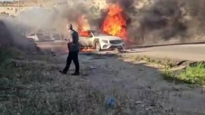 Gaziantep'in Nizip ilçesinde bayram ziyaretinden dönenlerin içinde bulunduğu lüks otomobil,