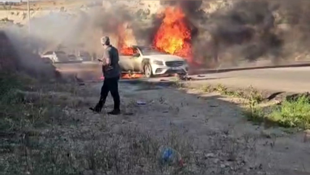 Gaziantep’te seyir halindeki lüks otomobil alev alev yandı Gaziantep'in Nizip ilçesinde bayram ziyaretinden dönenlerin içinde bulunduğu lüks otomobil,