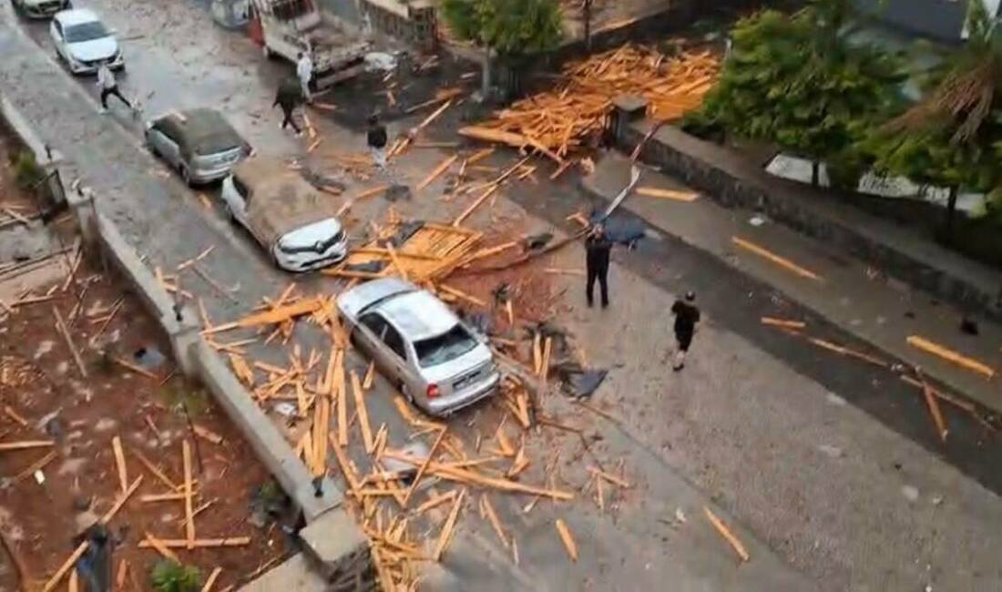 Gaziantep’te dün etkili olan şiddetli yağış, bir evin çatısını yıktı.