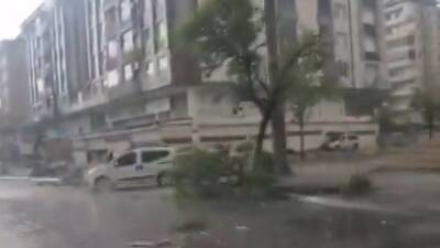 Gaziantep'te öğle saatlerinde etkili olan "süper hücre" fırtınası, hortum, dolu