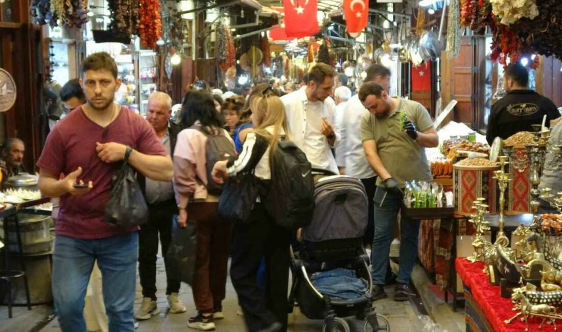 Gaziantep’te Kurban Bayramı öncesi alışveriş yapmak isteyen vatandaşlar, tarihi çarşılarda