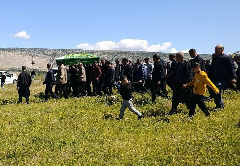 Geri manevra yaparken 1,5 yaşındaki torununu ezdi Gaziantep’in Yavuzeli ilçesinde dedesinin geri manevra yaptığı aracın altında kalan