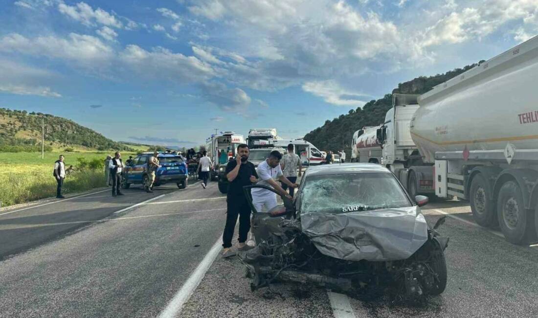 Adıyaman’ın Gölbaşı ilçesinde iki otomobilin kafa kafaya çarpıştığı kazada, üç