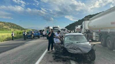 Adıyaman’ın Gölbaşı ilçesinde iki otomobilin kafa kafaya çarpıştığı kazada, üç