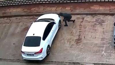 Gaziantep’te park halindeki 2 aracın lastiklerinin kimliği belirsiz bir şahıs