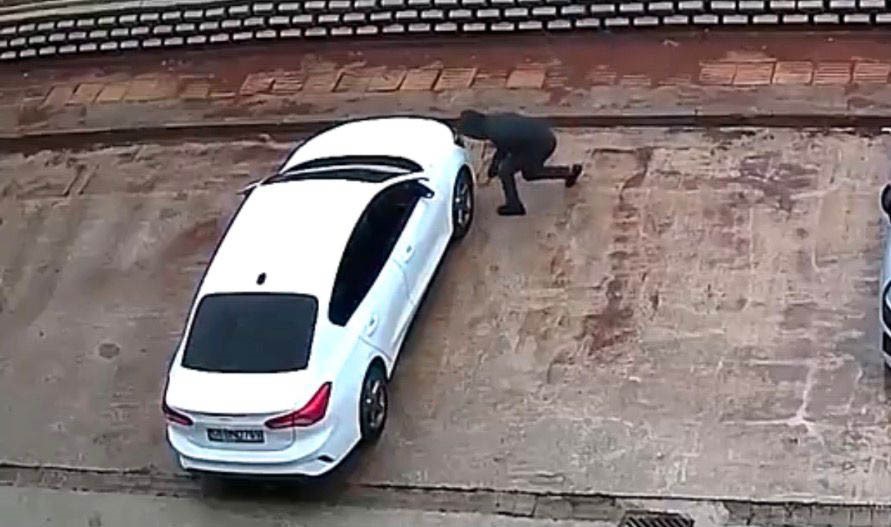 Gaziantep’te park halindeki 2 aracın lastiklerinin kimliği belirsiz bir şahıs