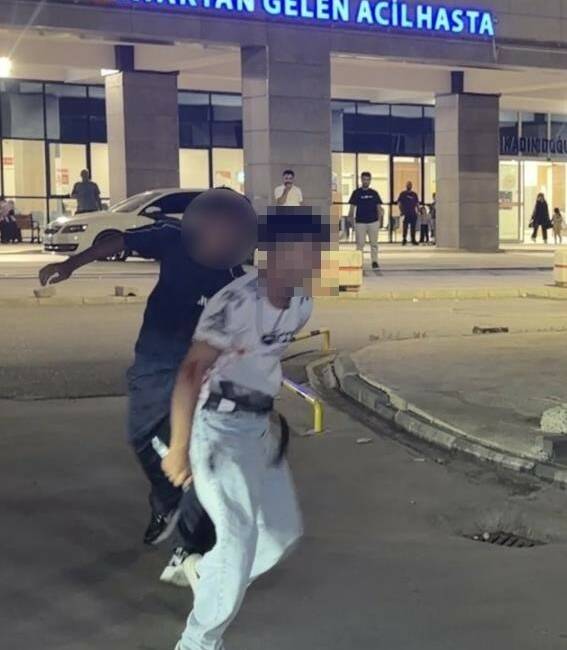Adıyaman Eğitim ve Araştırma Hastanesi'nde, bir güvenlik görevlisini ve bir