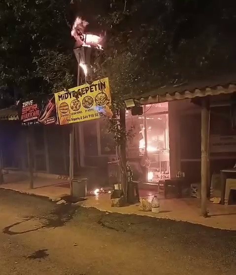 Adıyaman’da, bir iş yerinde çıkan yangın korkuya neden oldu.