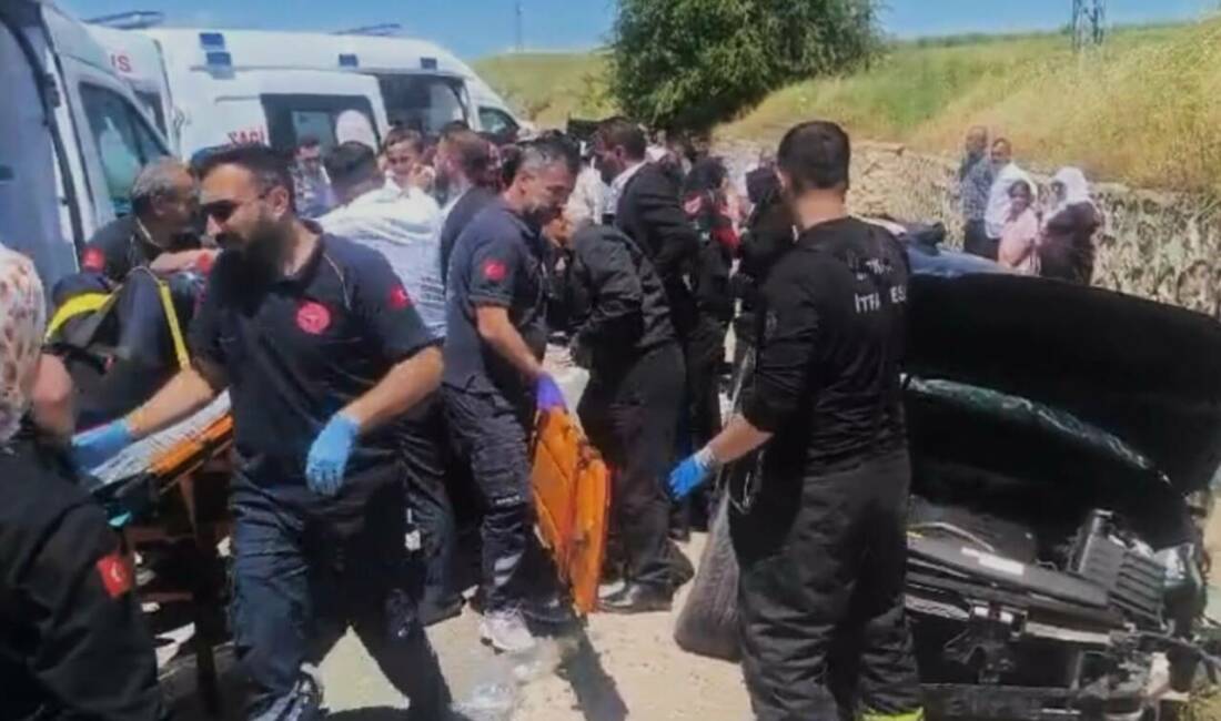 İstinat duvarına çarparak duran otomobildeki 5 kişi yaralandı Batman’da sürücüsünün kontrolünü kaybettiği otomobilin istinat duvarına çarpması sonucu 5
