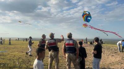 Ceylanpınar'da düzenlenen uçurtma şenliğinde çocuklar ve aileler, jandarma ekiplerinin de