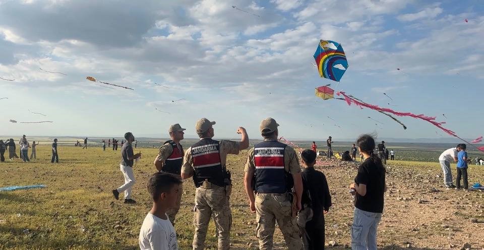 Ceylanpınar'da düzenlenen uçurtma şenliğinde çocuklar ve aileler, jandarma ekiplerinin de