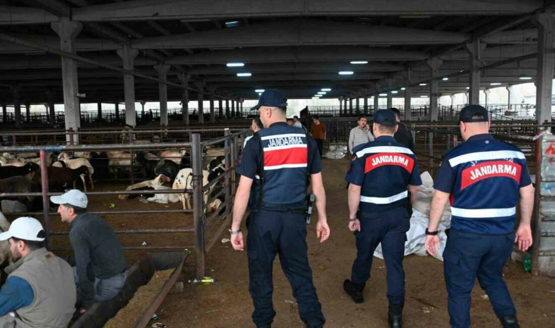 Gaziantep’te jandarma ekiplerince kurban pazarlarında dron destekli denetimlerde vatandaşlara sesli