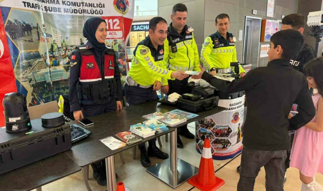Gaziantep jandarma ekipleri, alışveriş merkezlerinde kurulan stantlarda vatandaşlara trafik kuralları