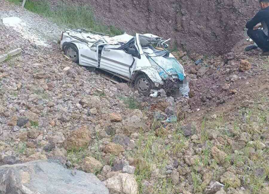 Şanlıurfa’nın Siverek ilçesine bağlı Karabahçe Gazi köyünde kamyonetin uçuruma yuvarlandığı