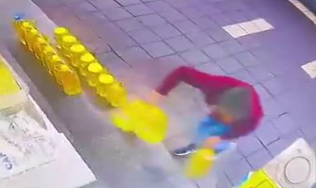Diyarbakır’da bir kişi, kaldırımda sergilenen 5 litrelik sıvı yağlardan üçünü