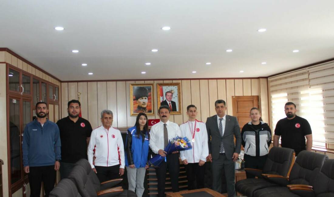 Besni’de Gençlik Haftası etkinlikleri kapsamında, gönüllü gençler ve sporcular, Besni