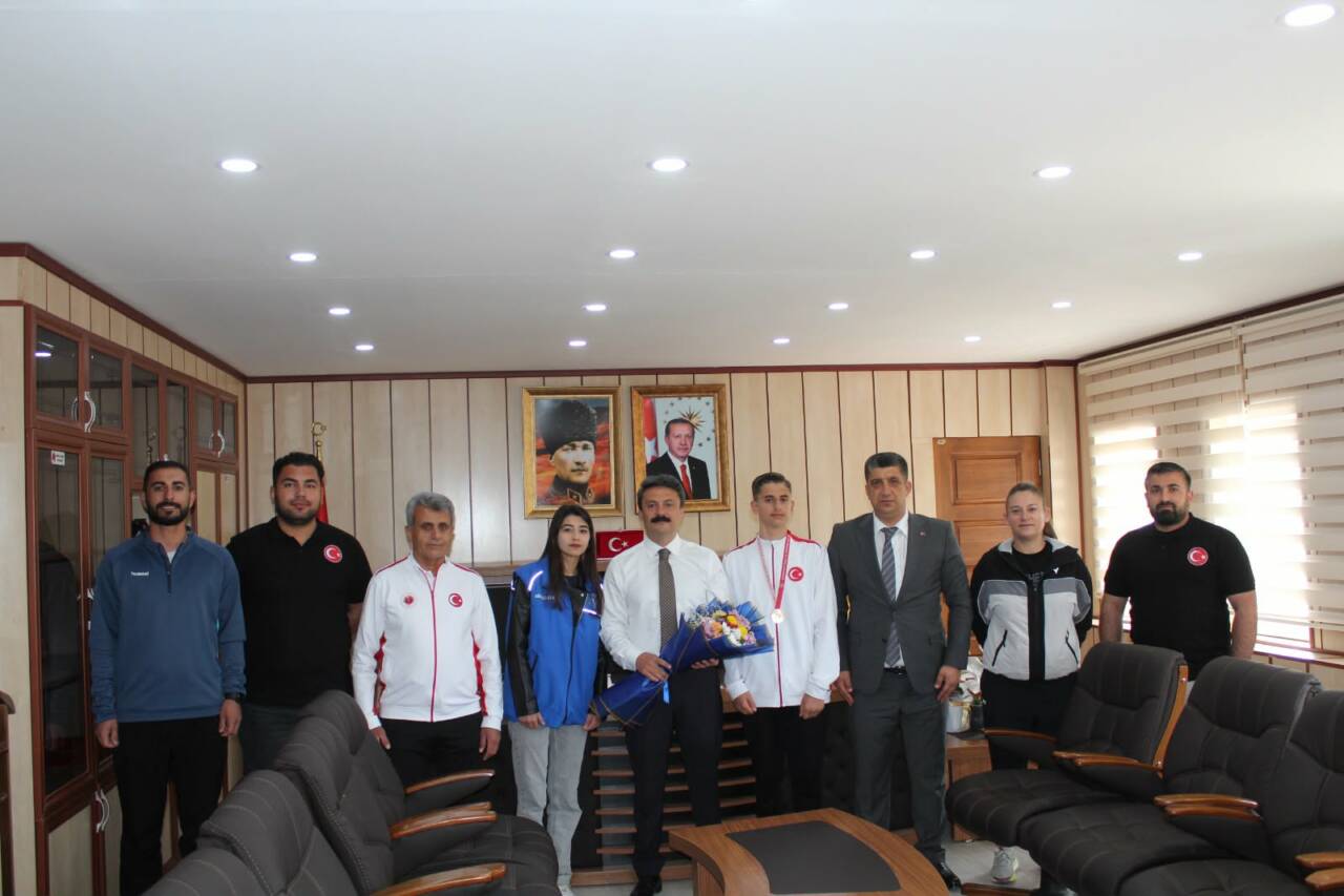 Besni’de Gençlik Haftası etkinlikleri kapsamında, gönüllü gençler ve sporcular, Besni