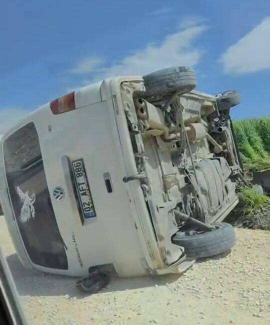 Adıyaman’da, sürücüsünün direksiyon hakimiyetini kaybettiği araç devrildi.