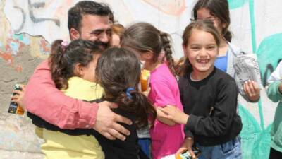 Diyarbakır’da bir kişi, küçük yaşlarda parası olmadığı için alamadığı ve