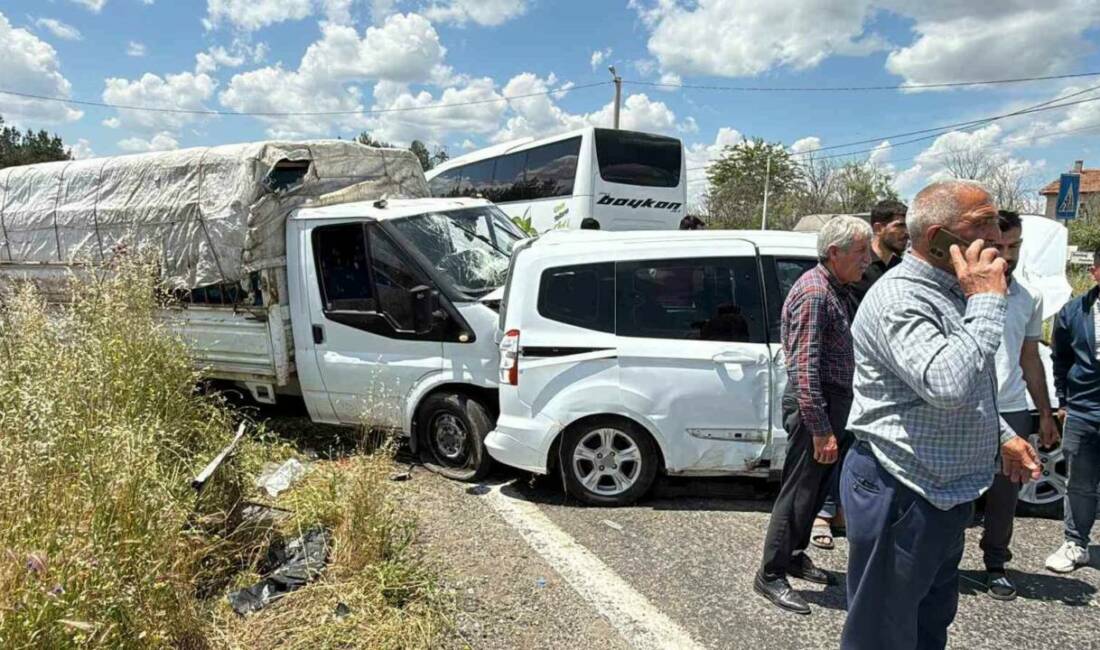 Diyarbakır’da kurbanlık taşıyan kamyonet ile hafif ticari aracın çarpışması sonucu