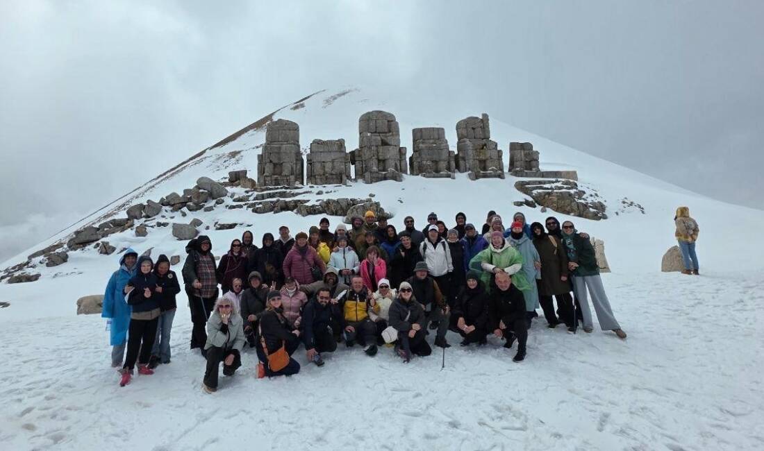 Adıyaman’ın Kahta ilçesinde Nemrut Dağı’nı ziyaret eden Rus yazar Maksim
