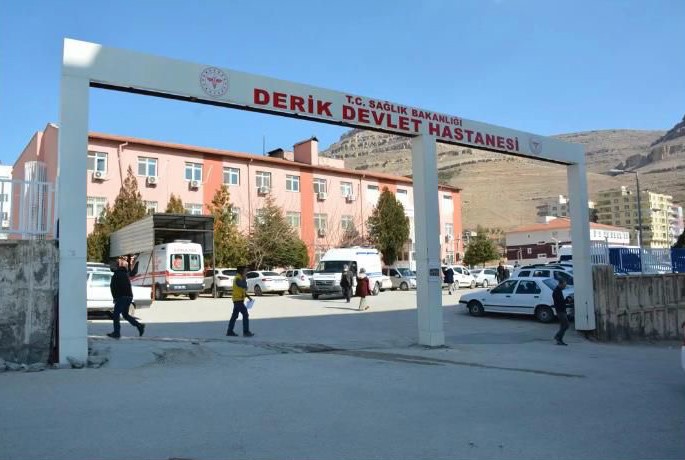 Mardin’in Derik ilçesinde evin avlusunda geri manevra yapan aracın altında