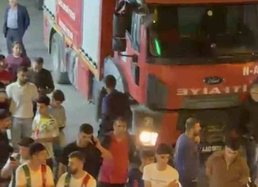 Mardin’in Nusaybin ilçesinde bir apartmanın üçüncü katında çıkan yangın, itfaiye