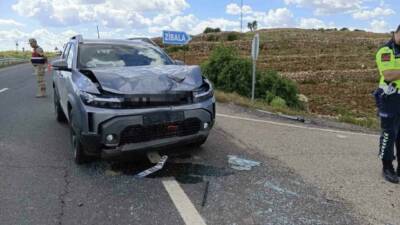 Mardin’in Midyat ilçesinde iki otomobilin çarpışması sonucu meydana gelen kazada