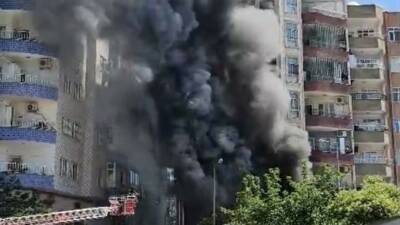 Mardin’in Kızıltepe ilçesinde bir iş yerinde çıkan yangın, itfaiye ekiplerince