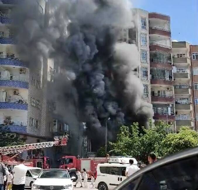 Mardin’in Kızıltepe ilçesinde bir iş yerinde çıkan yangın, itfaiye ekiplerince