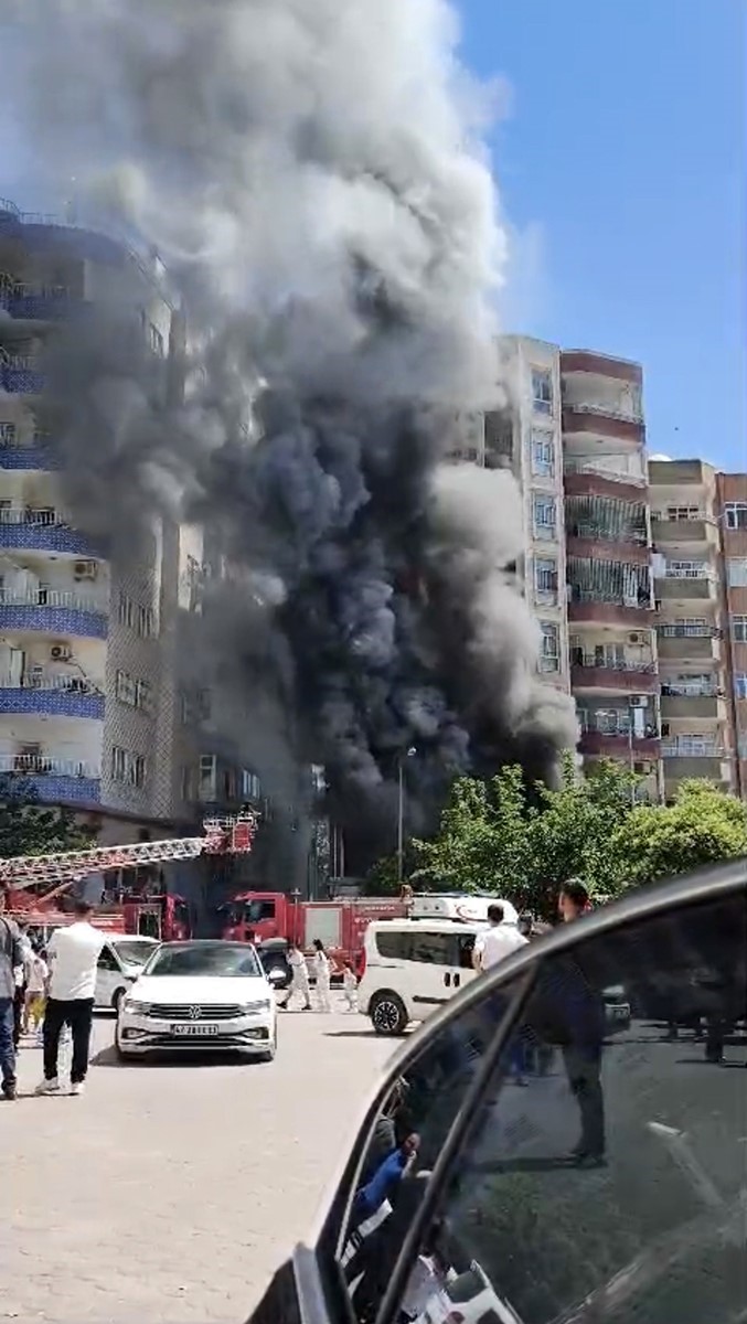 Mardin’in Kızıltepe ilçesinde bir iş yerinde çıkan yangın, itfaiye ekiplerince