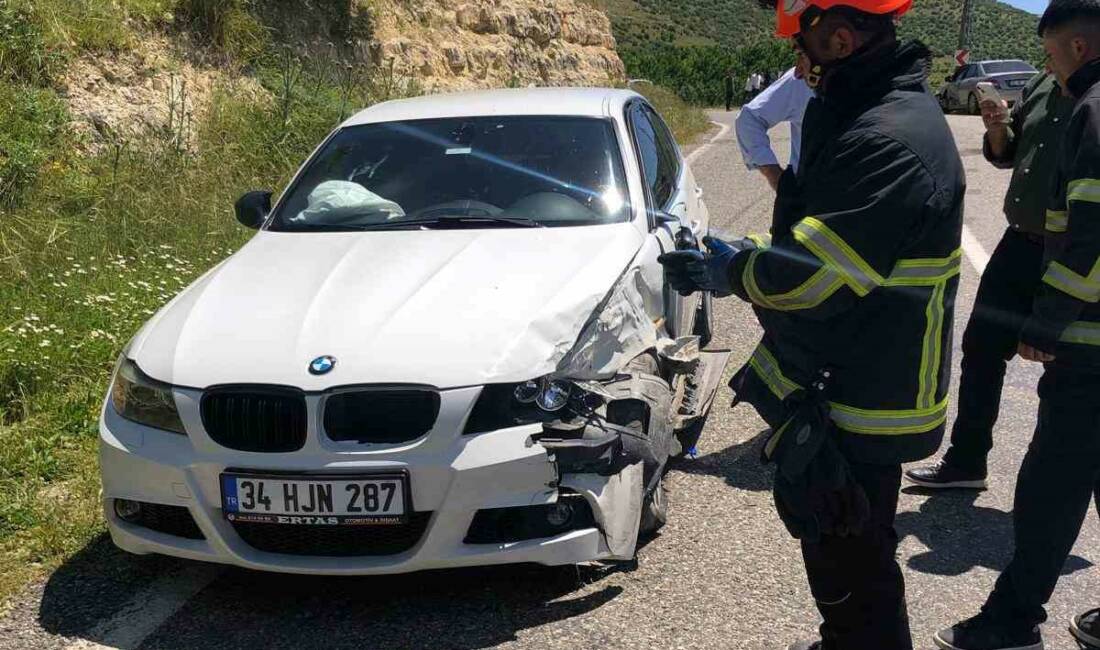 Mardin’in Yeşilli ilçesinde iki otomobilin çarpışması sonucu meydana gelen trafik