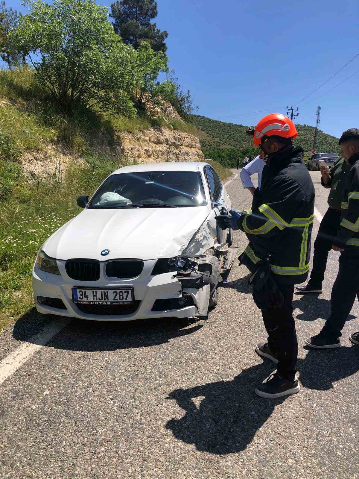 Mardin’in Yeşilli ilçesinde iki otomobilin çarpışması sonucu meydana gelen trafik