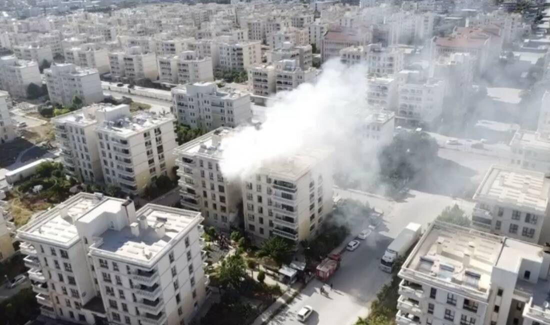 Mardin’in Nusaybin ilçesinde çıkan ev yangını, dronla görüntülendi.