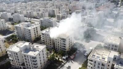Mardin’in Nusaybin ilçesinde çıkan ev yangını, dronla görüntülendi.