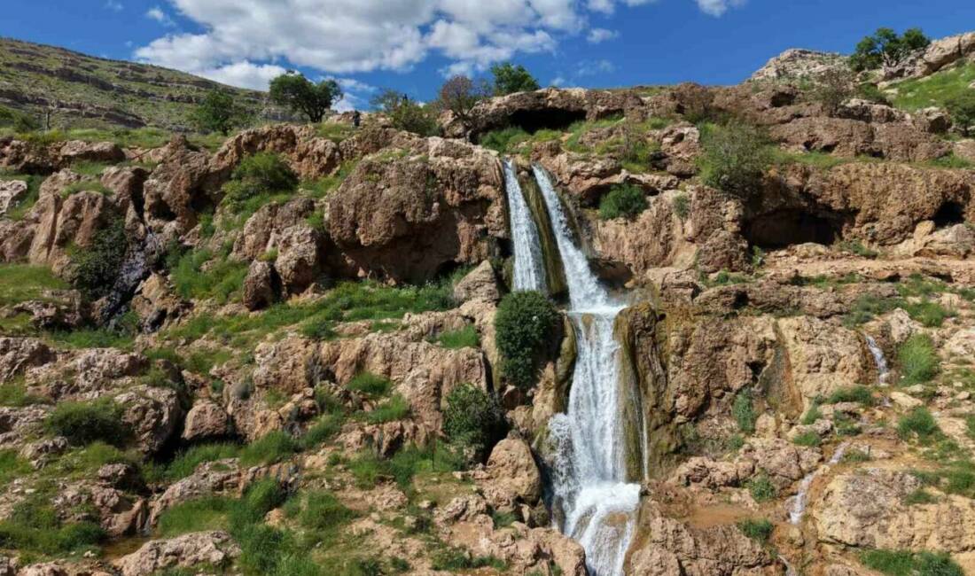 Mardin’in Derik ilçesinde tabiat parkı içerisindeki GAP Şelalesi, görenleri kendine