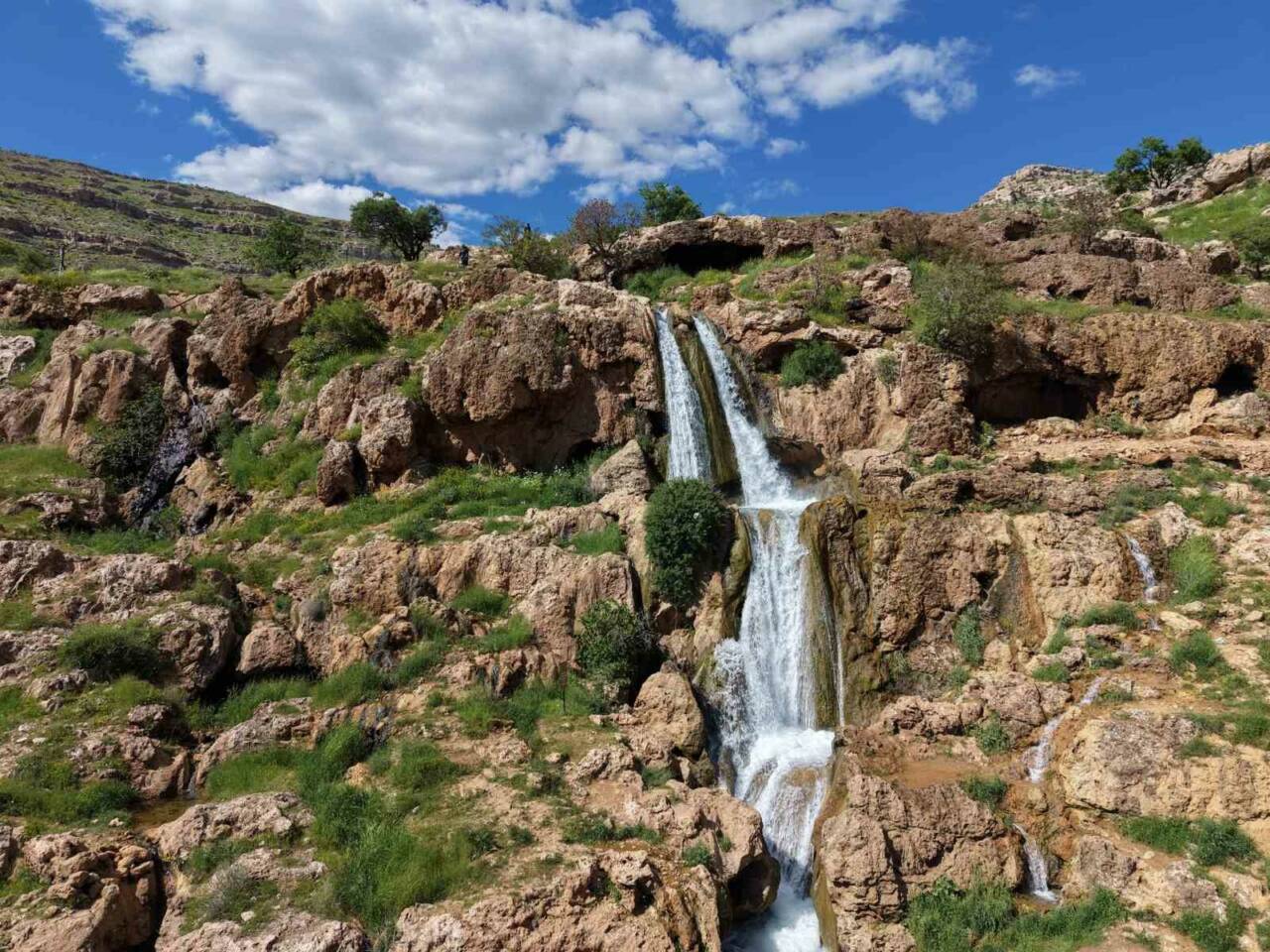 Mardin’in Derik ilçesinde tabiat parkı içerisindeki GAP Şelalesi, görenleri kendine
