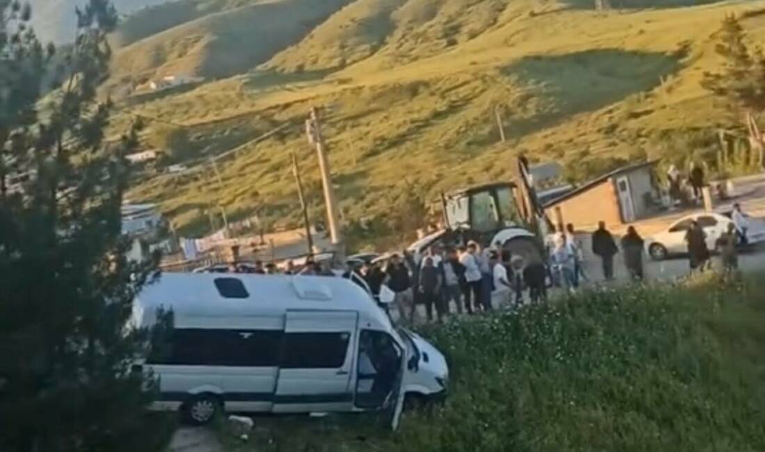 Siirt’in Baykan ilçesinde bayram arefesi nedeniyle mezarlık ziyaretine giden vatandaşları