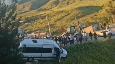 Siirt’in Baykan ilçesinde bayram arefesi nedeniyle mezarlık ziyaretine giden vatandaşları