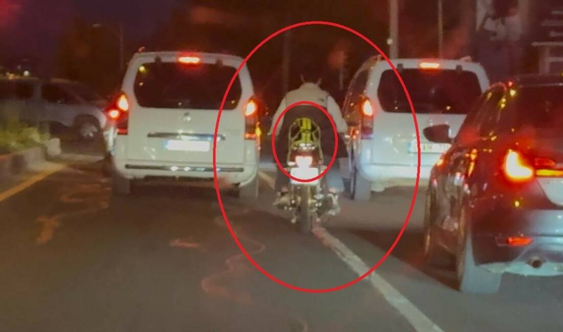 Diyarbakır’da seyir halindeki motosiklet sürücüsünün kaskı başına takması gerekirken arkasına