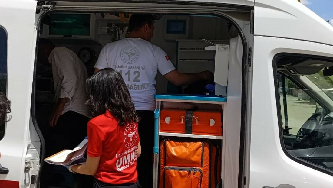 Okul önünde kavga: 1 yaralı Adıyaman'da, Emniyet Ortaokulu önünde iki kişi arasında çıkan kavgada bir