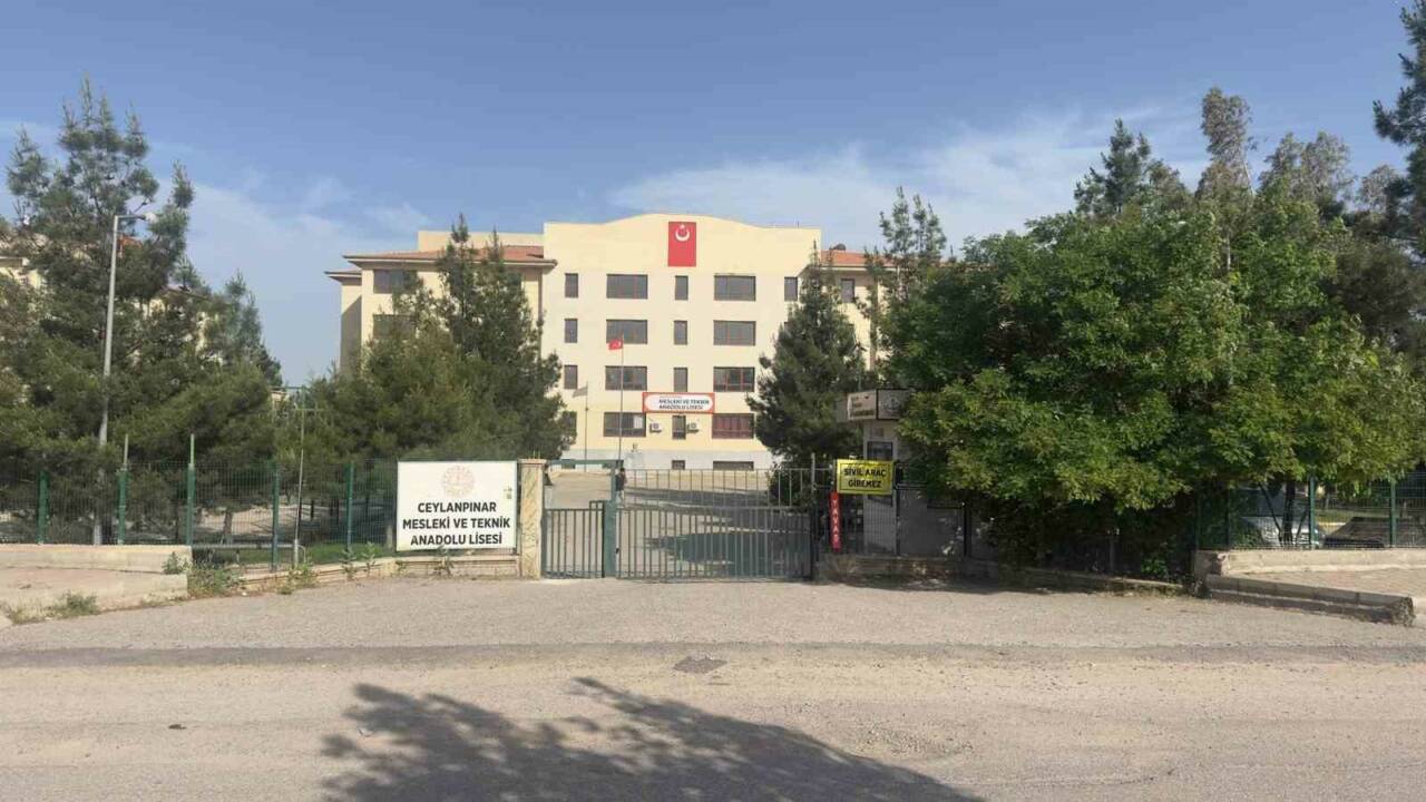 Şanlıurfa'nın Ceylanpınar ilçesindeki bir okulda, 14 yaşındaki 9'uncu sınıf öğrencisi