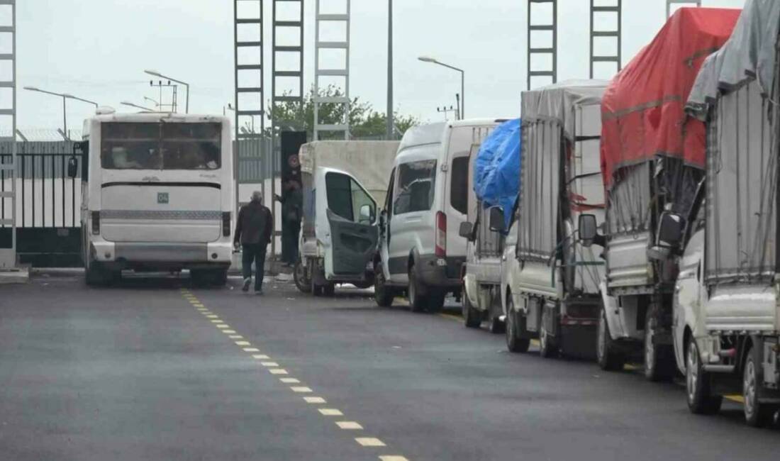 Türkiye’de yaşayan Suriyelilerin, Kilis’teki Öncüpınar Gümrük Kapısı üzerinden ülkelerine gönüllü