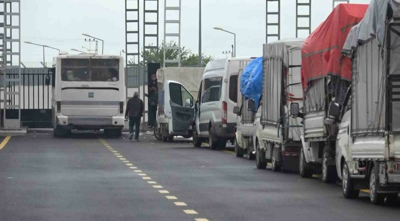 Türkiye’de yaşayan Suriyelilerin, Kilis’teki Öncüpınar Gümrük Kapısı üzerinden ülkelerine gönüllü