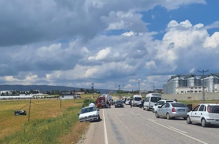 Adıyaman’da otomobil ile hafif ticari aracın çarpışması sonucu meydana gelen
